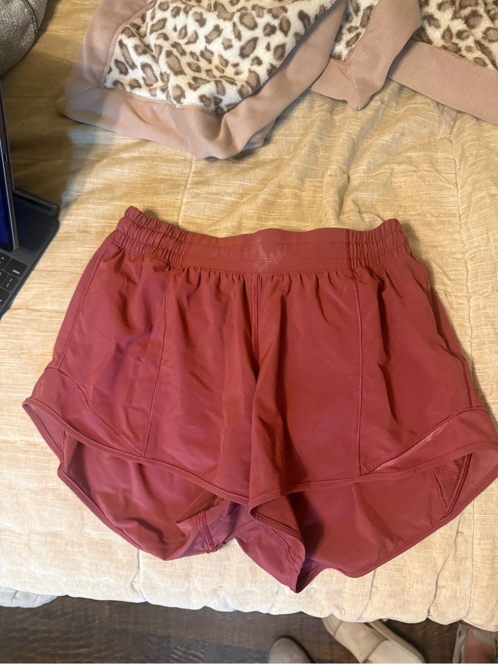 Lulu Maroon short size 6 Tall